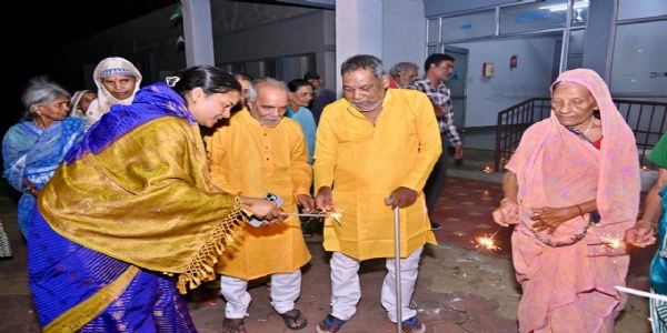 रायपुर : मंत्री लक्ष्मी राजवाड़े ने बुजुर्गों संग मनाई दीवाली