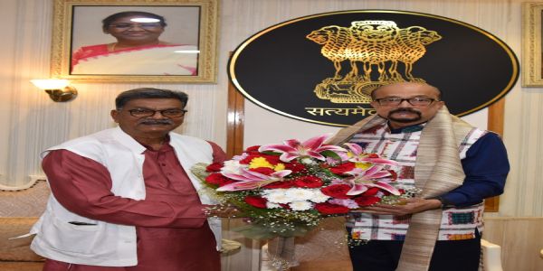 रायपुर : राज्यपाल डेका को विधानसभा नेता प्रतिपक्ष डॉ. महंत ने दीपावली की शुभकामनाएं दी
