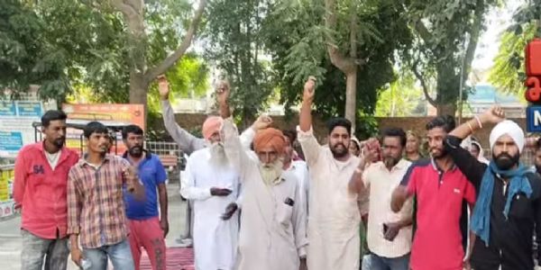 सिरसा में इलाज करवाने आए युवक से अस्पताल स्टाफ ने की मारपीट, लोगों ने किया प्रदर्शन