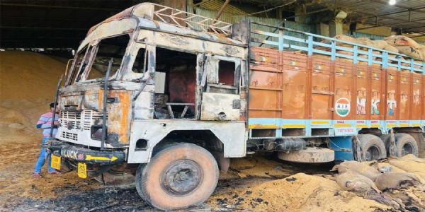 गरियाबंद : धान से भरे ट्रक में लगी भीषण आग, जांच में जुटी पुलिस