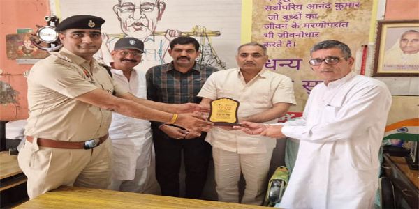 सोनीपत में पुलिस ने दीपावली पर वृद्धों-बालकों संग बांटी खुशियां, दिया मान-सम्मान