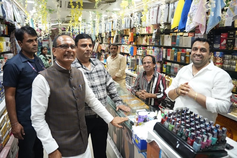 केन्द्रीय कृषि मंत्री शिवराज सिंह भी पत्नी के साथ खरीदारी करने पहुंचे बाजार