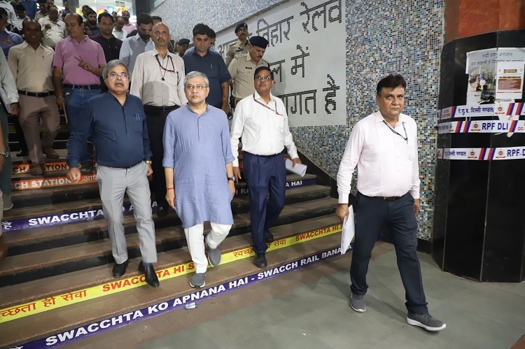 त्योहारी सीजन में भीड़ प्रबंधन का जायजा लेने आनंद विहार स्टेशन पहुंचे अश्विनी वैष्णव