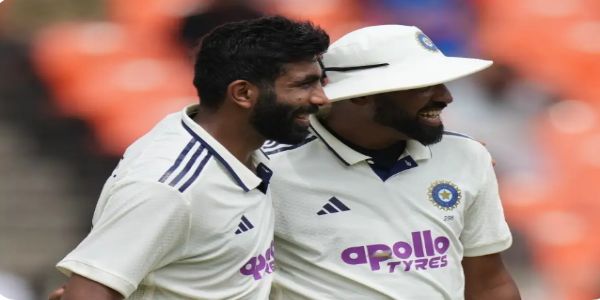 विकेट की खुशी मनाते जसप्रीत बुमराह और मोहम्मद सिराज