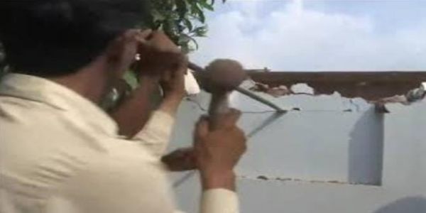 असमली स्थित गांव रायां बुजुर्ग में तालाब की भूमि पर कब्जा कर बनी मस्जिद खुद तोड़ते मस्जिद कमेटी के पदाधिकारी।