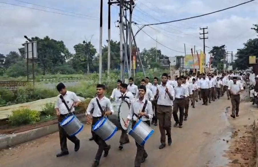 सेवा बस्ती में पथ संचलन निकालते संघ के स्वयंसेवक