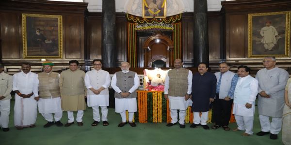 राष्ट्रपिता महात्मा गांधी और शास्त्रीजी की जयंती पर प्रधानमंत्री मोदी और लोकसभा अध्यक्ष बिरला ने दी श्रद्धांजलि