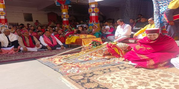बदरी-केदार समिति की बैठक में मौजूद तीर्थ पुरोहित व अन्य।