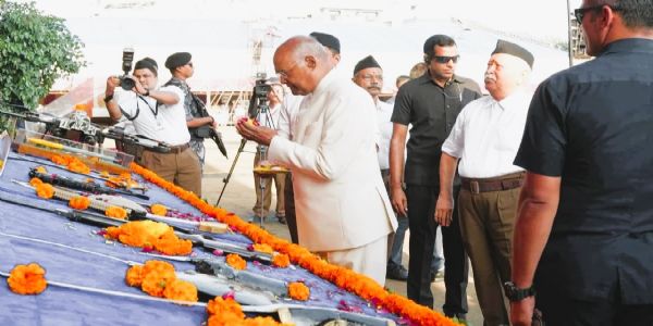 संघाच्या विजयादशमी उत्सवात शस्त्रपूजन करताना रामनाथ कोविंद शेजारी डॉ. मोहन भागवत