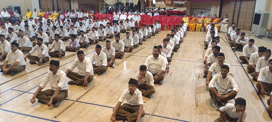मंच पर मौजूद संघ के अधिकारी गण