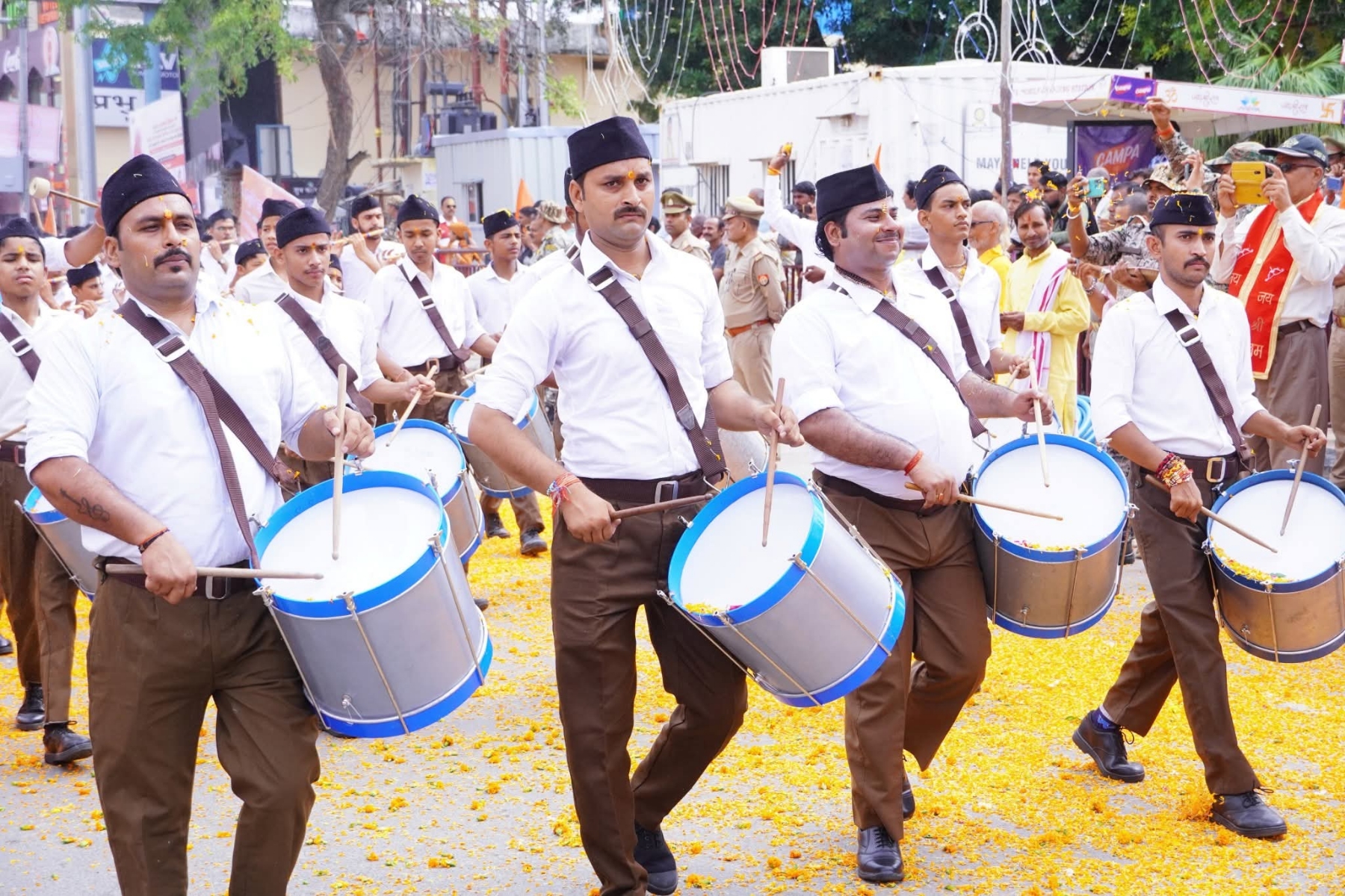 पूर्ण गणवेश में स्वयंसेवको का निकला पथ संचालन
