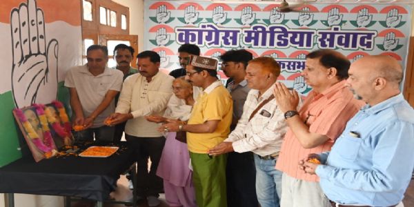 गांधी भवन में राष्ट्रपिता महात्मा गांधी और स्व. लाल बहादुर शास्त्री को अर्पित की पुष्पांजलि