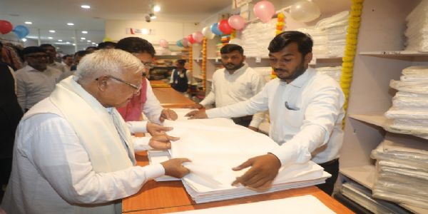 मप्रः राज्यपाल पटेल ने गांधी जयंती पर की खादी उत्पादों की खरीदारी