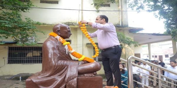रायपुर : गांधी जयंती पर कलेक्टर ने गांधी प्रतिमा पर माल्यार्पण कर श्रद्धा सुमन अर्पित किए