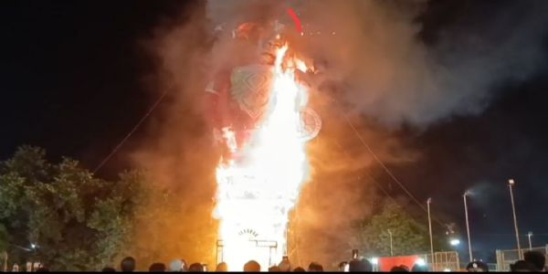 कोरबा के लाल मैदान में 120 फीट ऊँचे रावण का दहन, हजारों की भीड़ बनी साक्षी