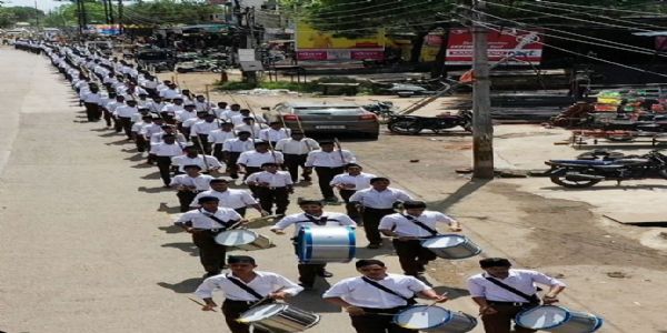 झाबुआ जिले के थान्दला में राष्ट्रीय स्वयं सेवक संघ द्वारा निकाला गया प्रभावी पथ संचलन