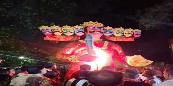 जमशेदपुर में दशहरा महोत्सव: राम-रावण युद्ध का रंगमंचीय मंचन और रावण दहन