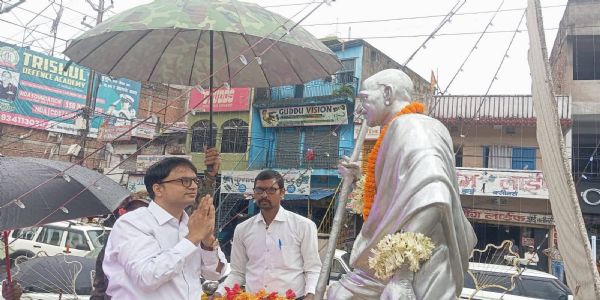 गांधी जयंती पर अधिकारियों ने अर्पित की श्रद्धांजलि