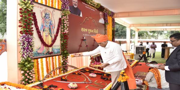 मुख्यमंत्री ने विजयादशमी पर्व पर की शस्त्र पूजन
