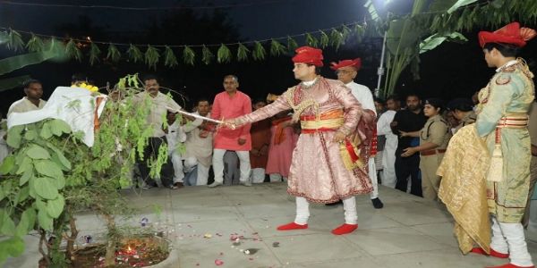 सिंधिया ने दशहरे पर किया पवित्र शमी के पौधे का पूजन, तलवार से स्पर्श करते ही पत्तियों को लूटने दौड़े लोग