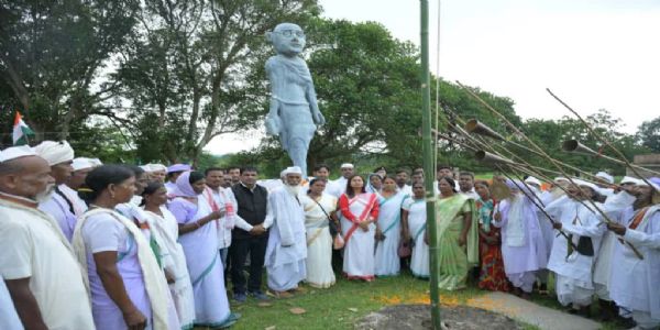 मंत्री ने टाना भगतों के संघर्ष को नमन कर पुस्तक का किया विमोचन