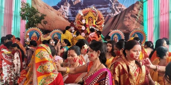 मां दुर्गा के दर्शन के लिए श्रद्धालुओं की जुटी भीड़