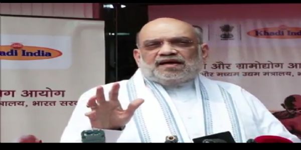 सालभर में कम से कम 5 हजार रुपये के खादी वस्त्र जरूर खरीदेंः अमित शाह