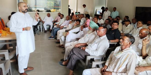 सिरसा: कांग्रेस कार्यकर्ताओं ने महात्मा गांधी और लाल बहादुर शास्त्री को अर्पित किए श्रद्धा सुमन