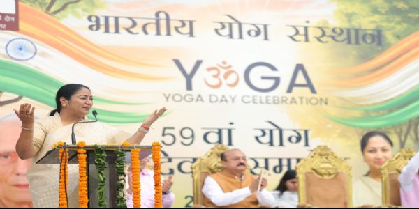 गांधी जयंती पर योग कार्यक्रम में शामिल हुई मुख्यमंत्री रेखा गुप्ता