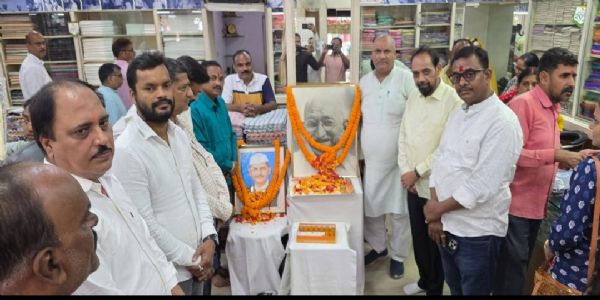 सांसद ने गांधी जयंती पर महात्मा गांधी को दी श्रद्धांजलि