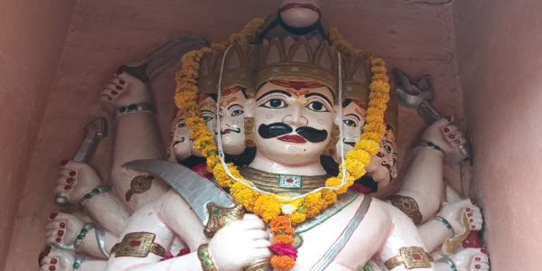कानपुर: दशहरे के दिन खुलने वाले दशानन मंदिर में लगी भक्ताें की भीड़
