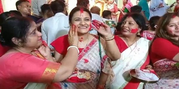 सिंदूर खेला के साथ दुर्गा महोत्सव संपन्न, सुख-समृद्धि की कामना