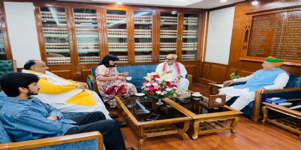 सिरसा: पूर्व राज्यपाल प्रो. गणेशी लाल ने कानून मंत्री अर्जुनराम मेघवाल से की मुलाकात