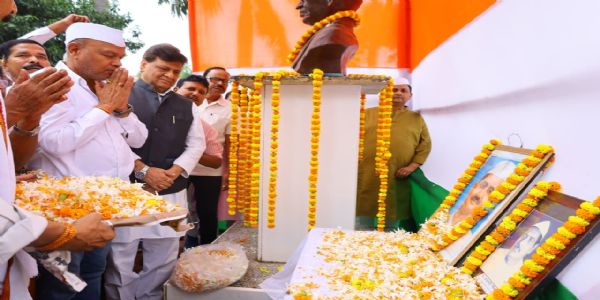 गांधी , शास्त्री एवं प्रजापति मिश्र को उनकी जयंती पर कांग्रेस कार्यकर्ताओं ने किया नमन