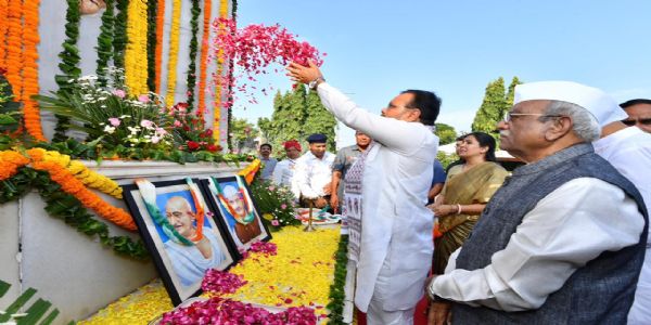 गांधी सर्किल पर राज्यपाल और मुख्यमंत्री ने बापू को दी श्रद्धांजलि