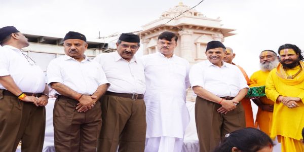 अयोध्या में रामपथ पर पूर्ण गणवेश में स्वयंसेवकों का निकला पथ संचलन