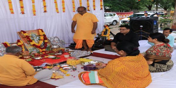 झाबुआ: विजयादशमी पर्व पर मंत्रोच्चार के बीच केबिनेट मंत्री ने किया शस्त्र पूजन
