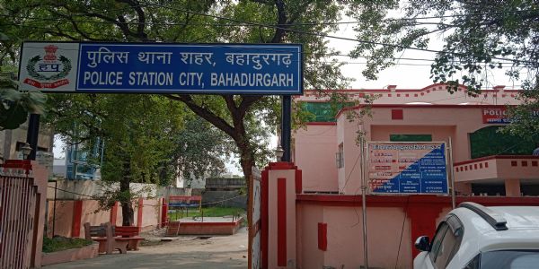 बहादुरगढ़: शहर के बीचों-बीच गुजर रही माइनर में मिला भ्रूण, फैली सनसनी