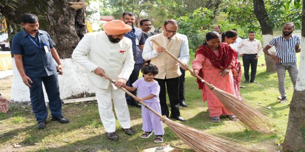 राज्यपाल ने परिसर की सफाई में भाग लेकर दिया स्वच्छता का संदेश