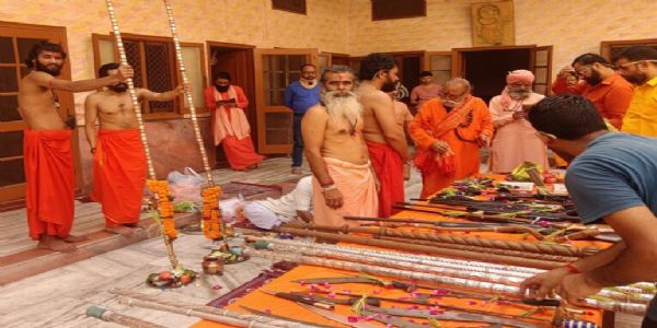 महानिर्वाणी अखाड़े में संतों ने शस्त्र पूजन कर दोहराया धर्म रक्षा का संकल्प