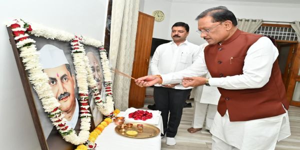मुख्यमंत्री साय ने राष्ट्रपिता महात्मा गांधी और पूर्व प्रधानमंत्री लाल बहादुर शास्त्री को उनकी जयंती पर किया नमन