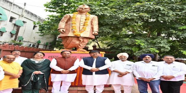 रायपुर : मुख्यमंत्री साय ने गांधी - शास्त्री की प्रतिमा पर किया माल्यार्पण