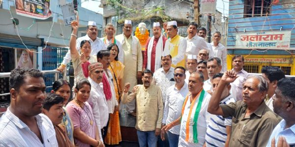कोरबा: गांधी-शास्त्री जयंती पर कांग्रेस पदाधिकारियों ने पुष्पांजलि अर्पित कर किया स्मरण