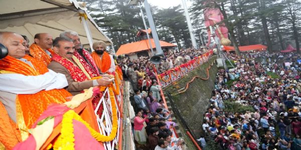 शिमला में दशहरे की धूम, मुख्यमंत्री ने जाखू में किया पुतला दहन