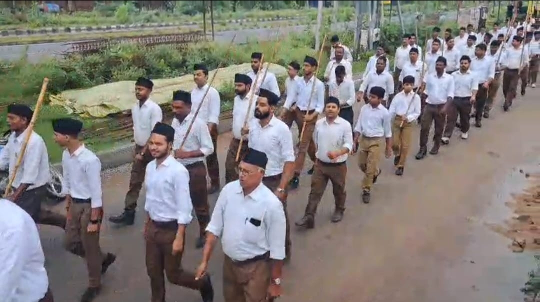 संचलन  में शामिल स्वयंसेवक