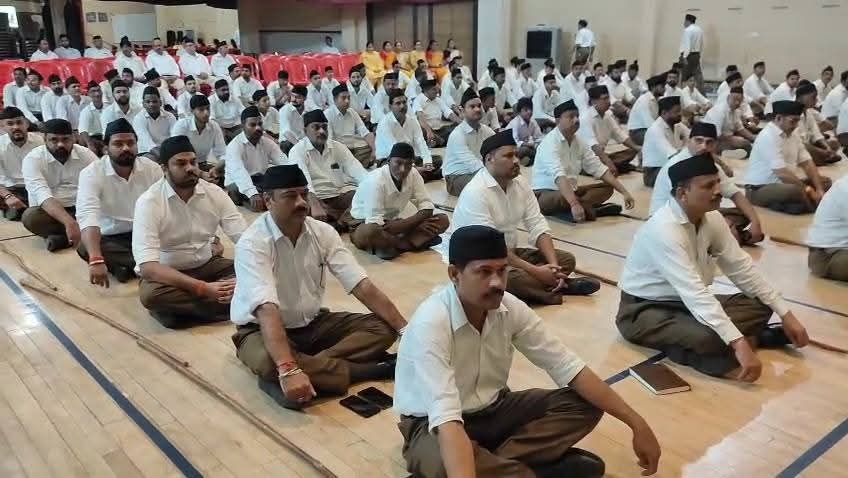 मौजूद स्वयंसेवक