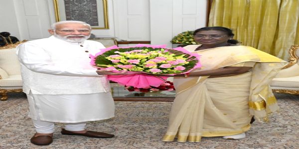 प्रधानमंत्री ने राष्ट्रपति से मुलाकात कर दीपावली की शुभकामनाएं दी
