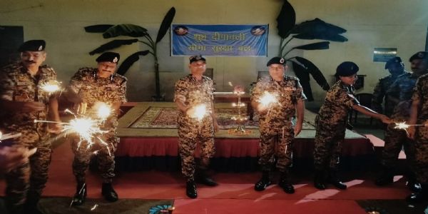 बीएसएफ के जवान भारत पाक सीमा पर दीपावली मनाते हुए