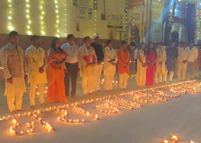 रामराजा सरकार मंदिर 2100 दीयों की रोशनी से जगमगाया