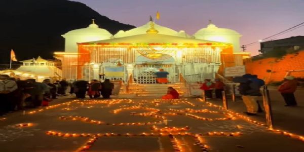 दीपावाली में कुछ यूं सजाएं गये गंगोत्री मंदिर को